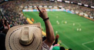 Aficionados planificando su viaje y presupuesto para asistir a los partidos del Mundial 2026 en Ciudad de México.