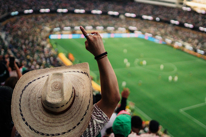 Aficionados planificando su viaje y presupuesto para asistir a los partidos del Mundial 2026 en Ciudad de México.