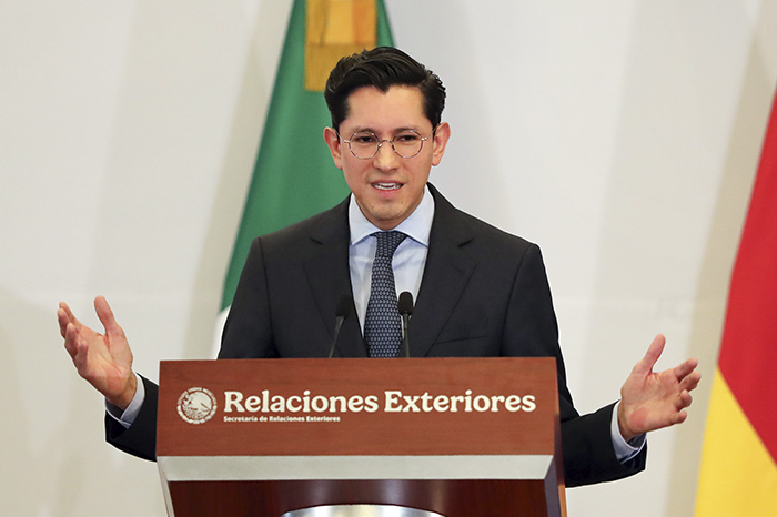 Conferencia de prensa en la Secretaría de Relaciones Exteriores abordando temas de diplomacia entre México y Estados Unidos.