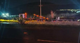 Una grúa realiza maniobras nocturnas para retirar el vehículo tras la volcadura en la Madero Poniente de Morelia.