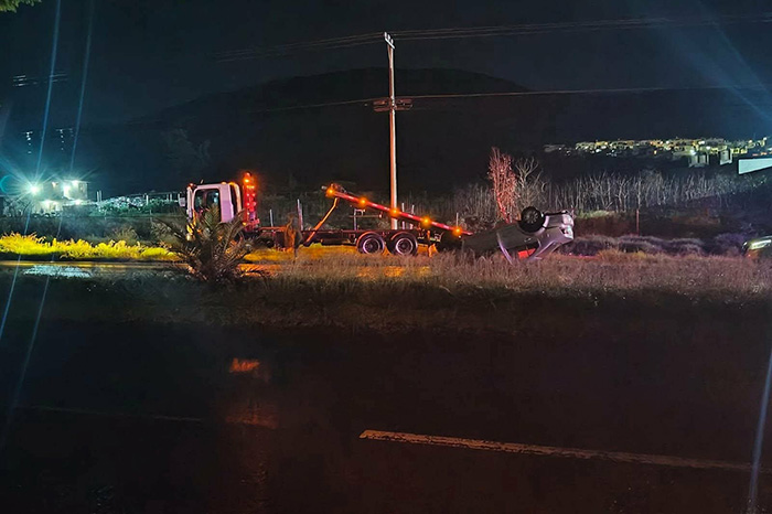 Una grúa realiza maniobras nocturnas para retirar el vehículo tras la volcadura en la Madero Poniente de Morelia.