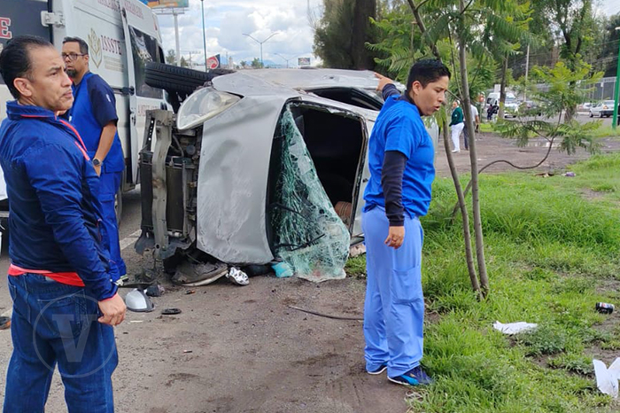 Unidades de emergencia atendiendo una volcadura automovilística en la avenida Madero Oriente, Morelia.