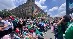 Largas filas y alta afluencia de aficionados con playeras de México ingresando al FIFA Fan Festival del Zócalo para la inauguración.