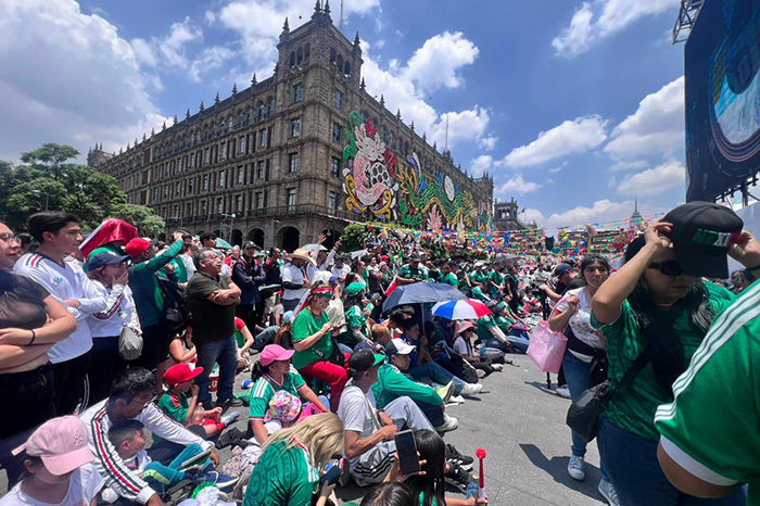 Largas filas y alta afluencia de aficionados con playeras de México ingresando al FIFA Fan Festival del Zócalo para la inauguración.