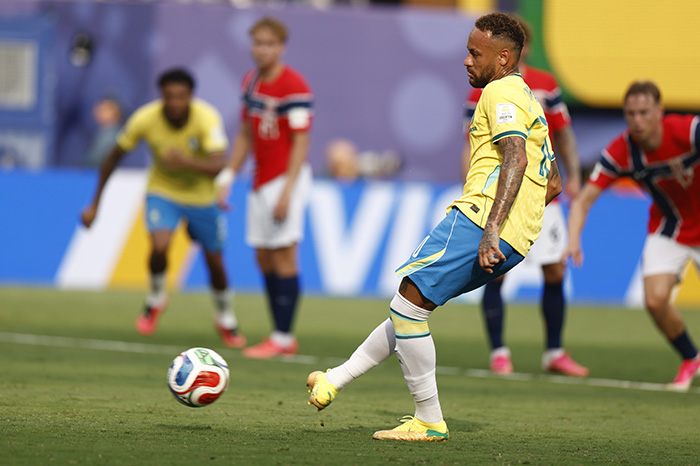 Neymar se lamenta tras la eliminación de la selección brasileña en el Mundial 2026