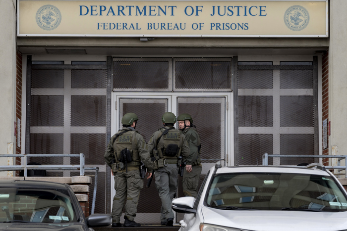 Dispositivo de seguridad del Departamento de Policia de Nueva York fuera del tribunal