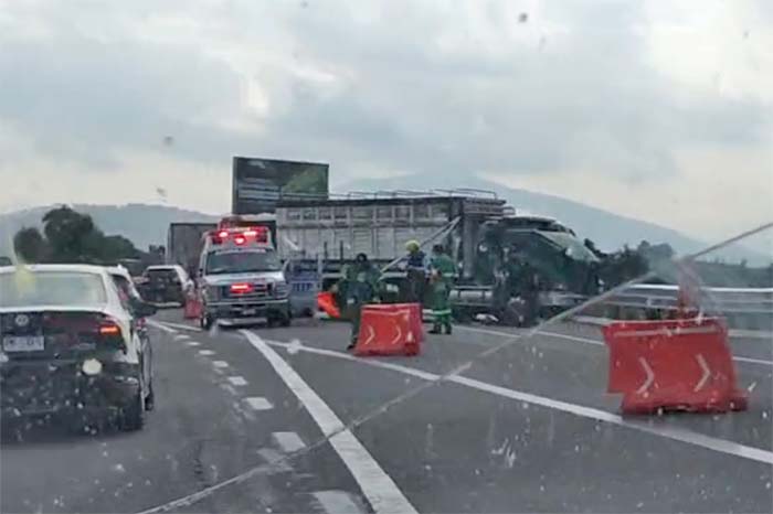 Unidades de transporte involucradas en un percance vial en la autopista Siglo XXI.