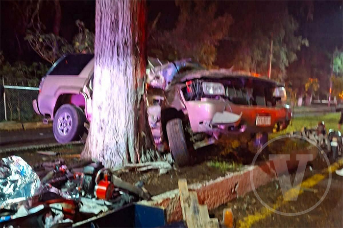 Vehículo siniestrado tras chocar contra un árbol en Tzintzuntzan.