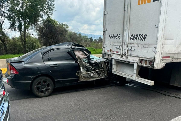 Elementos de Tránsito en la zona del accidente sobre la carretera Morelia-Pátzcuaro.