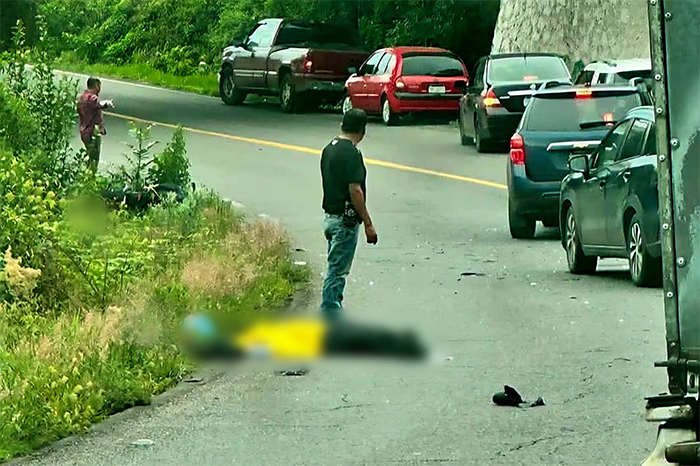 Autoridades ministeriales en el lugar del accidente sobre la carretera libre Uruapan-Pátzcuaro.