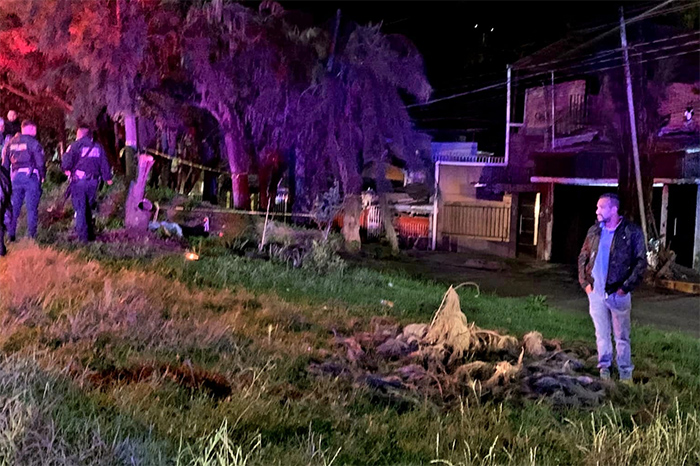 Motocicleta siniestrada tras choque contra un árbol en Uruapan.