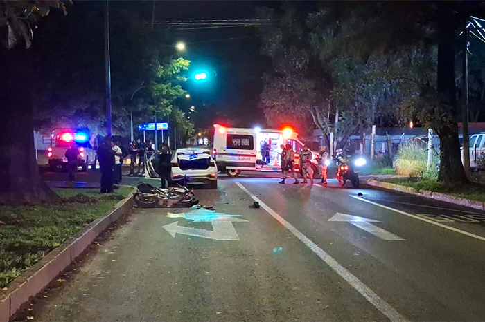 Motocicleta siniestrada tras choque en el Paseo Lázaro Cárdenas de Uruapan.