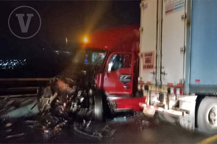 Unidades de carga pesada involucradas en un percance vial en la autopista Pátzcuaro-Cuitzeo.