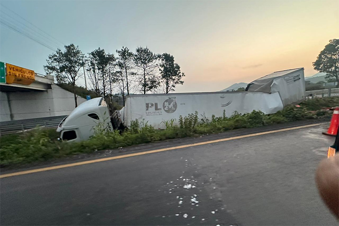Tráiler accidentado en la cuneta central de la Autopista de Occidente.