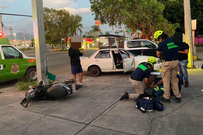 Unidades de tránsito y vialidad en una avenida urbana de Michoacán tras un choque.