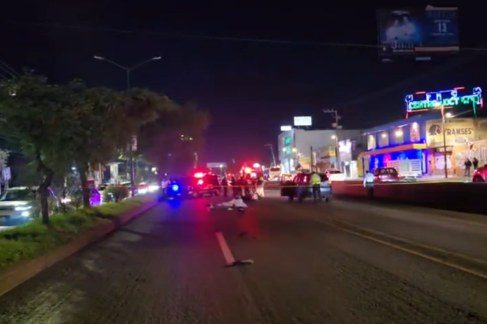Unidades de emergencia y patrullas acordonando la zona tras un accidente vial en Morelia.