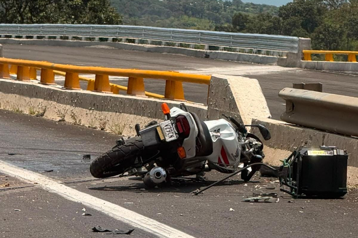 Unidades de emergencia y circulación vial detenida tras un choque sobre la autopista en Michoacán.