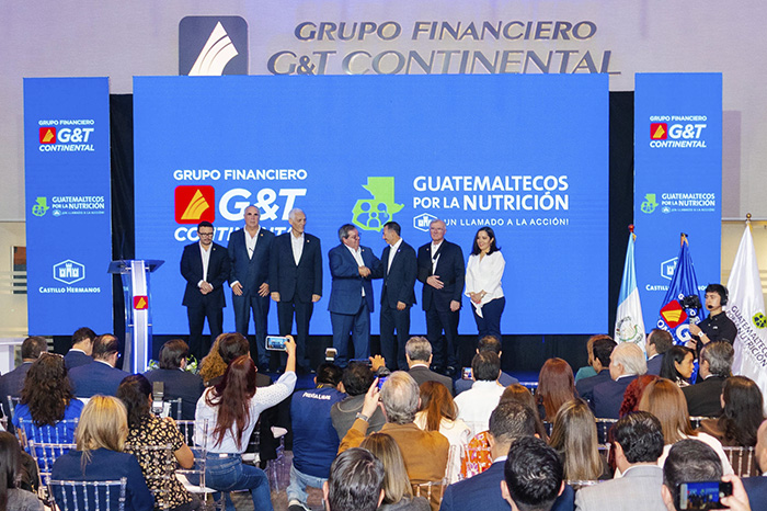 Niños y familias en comunidades montañosas beneficiados por el programa de salud y nutrición en Guatemala.