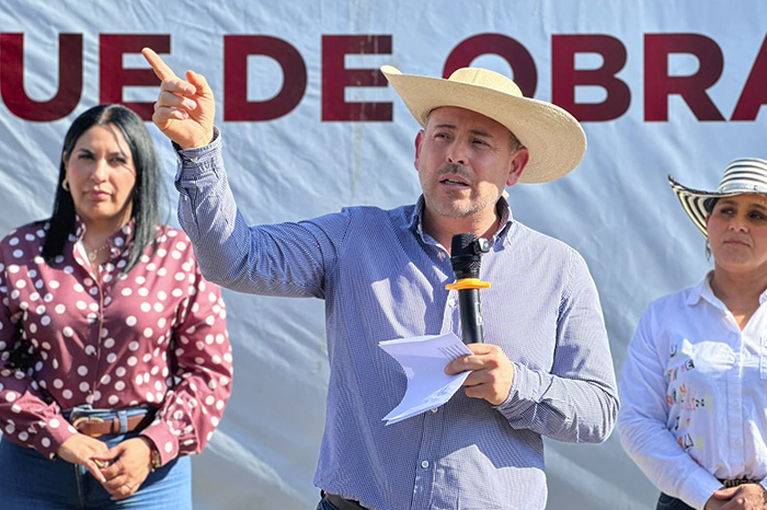 El alcalde Eric Gaona García junto a vecinos durante el banderazo de inicio de obra en Metrópolis II.