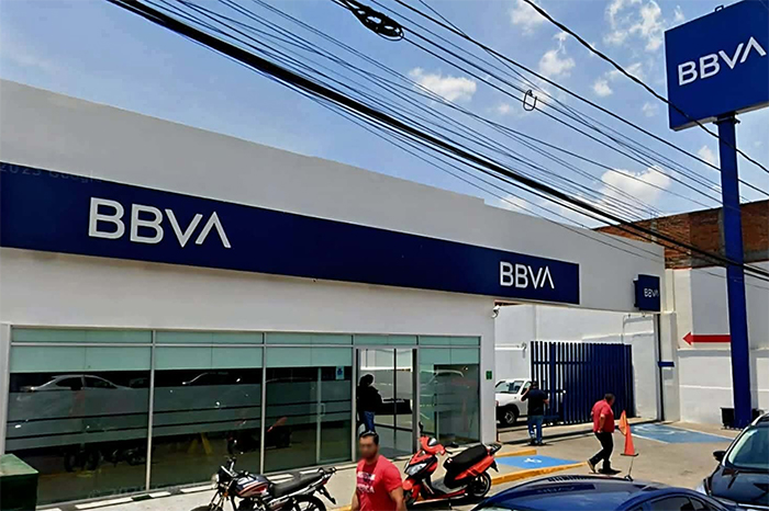 Elementos de seguridad en la sucursal bancaria tras el asalto.