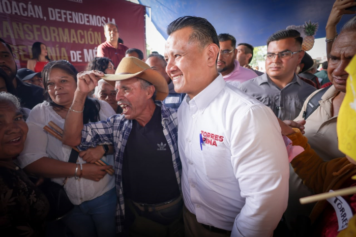 Carlos Torres Piña dialogando con habitantes y simpatizantes en Villas del Pedregal, en Morelia.