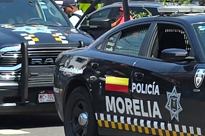 Unidades de la policía municipal resguardando la zona tras asalto y disparos en la colonia Elías Pérez Ávalos.