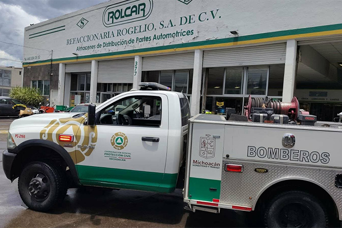 Elementos de Protección Civil atendiendo la emergencia por fuga de gas en Morelia.