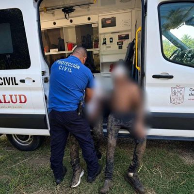 Unidades de emergencia atendiendo a personas lesionadas en una zona montañosa de Michoacán.