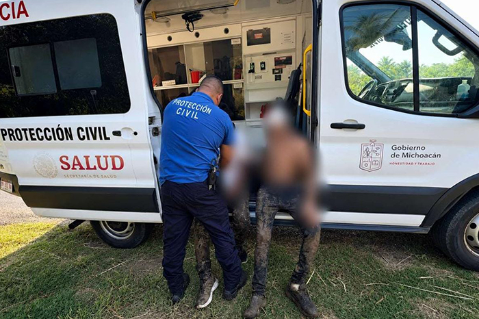 Unidades de emergencia atendiendo a personas lesionadas en una zona montañosa de Michoacán.