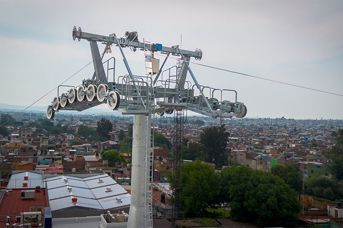 Obras de construcción y colocación de postes para el nuevo teleférico de Morelia.
