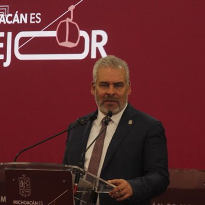 El gobernador Alfredo Ramírez Bedolla durante conferencia de prensa hablando sobre el tren en Morelia.