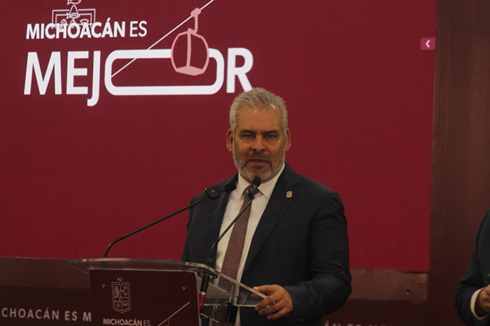 El gobernador Alfredo Ramírez Bedolla durante conferencia de prensa hablando sobre el tren en Morelia.
