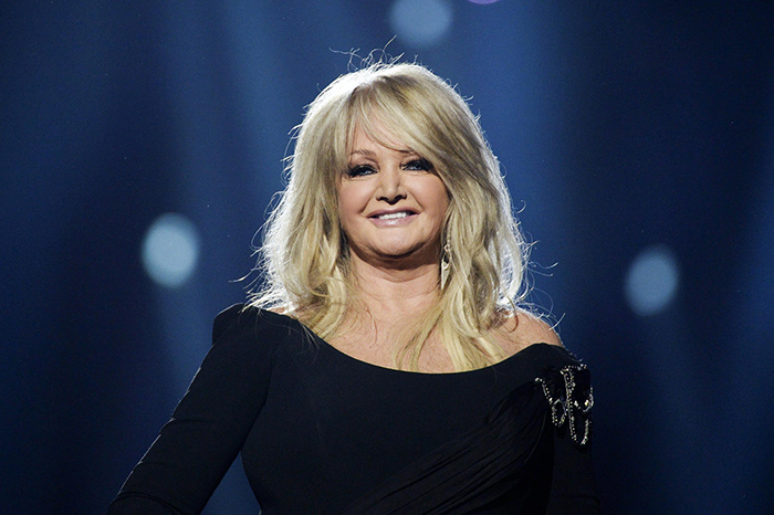 Bonnie Tyler durante una de sus presentaciones en vivo