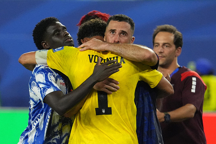 Jugadores de la selección de Cabo Verde agradeciendo a su afición tras el partido del Mundial 2026.