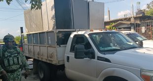 Personal de la Fiscalía durante el operativo de recuperación de artículos robados.