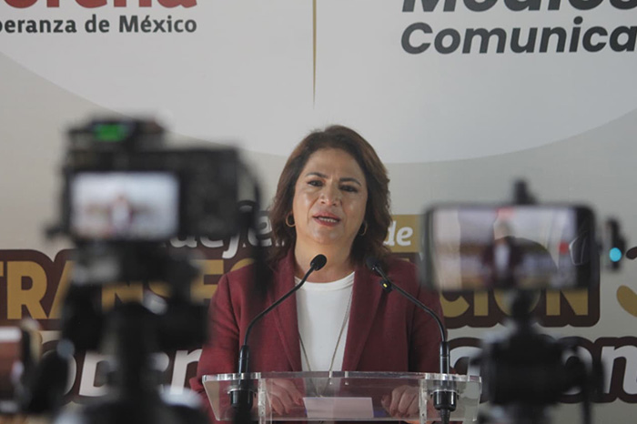 La diputada local con licencia Fabiola Alanís durante una conferencia de prensa en Michoacán.