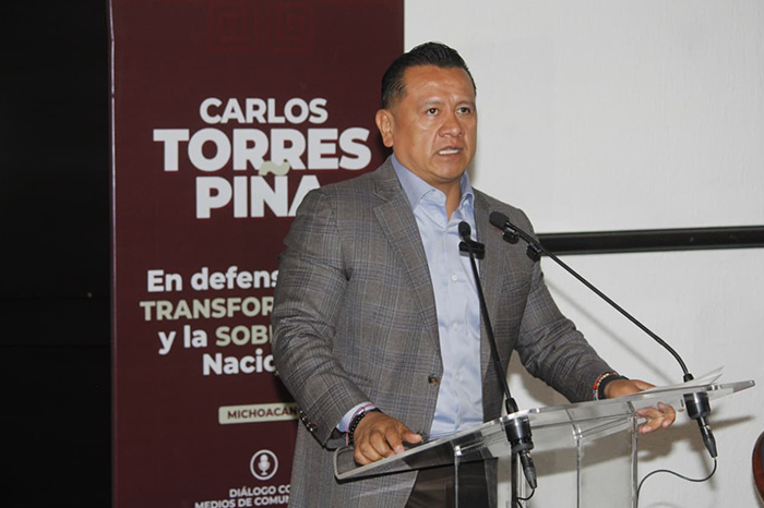 Carlos Torres Piña acompañado de representantes de sectores agrícola y ganadero en Michoacán.