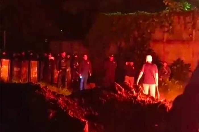 Escena de tensión durante operativo de desalojo en la colonia Ex Hacienda Santa Catarina.