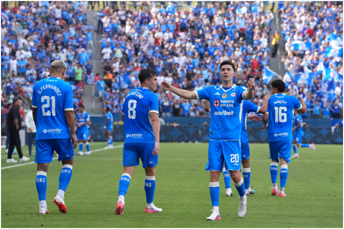 Festejo de jugadores del Cruz Azul levantando un trofeo en cancha de Estados Unidos.