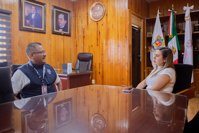 La presidenta municipal Dayana Pérez Mendoza durante la reunión de trabajo con autoridades de seguridad vial en Salvador Escalante.