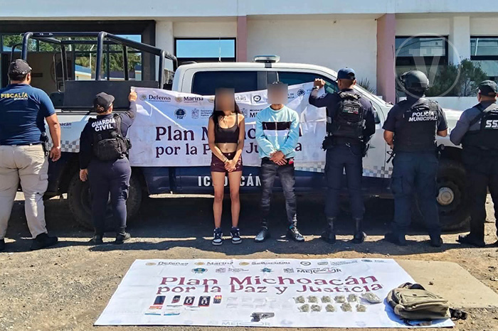 Unidades policiales y elementos de seguridad durante el operativo de captura en Uruapan.
