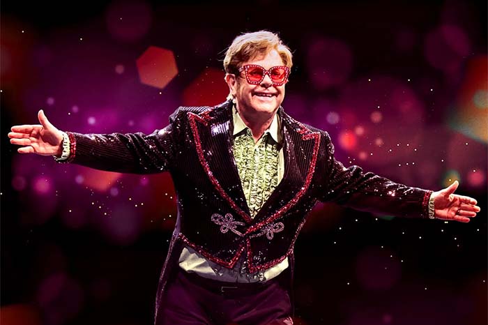 El músico británico Elton John durante una de sus presentaciones en vivo.