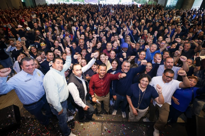 Reunión de trabajadores y liderazgos sindicales junto a Carlos Torres Piña en Michoacán.