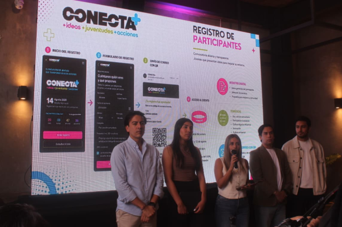 Jóvenes reunidos en espacios públicos disfrutando de actividades culturales y conferencias en Morelia.