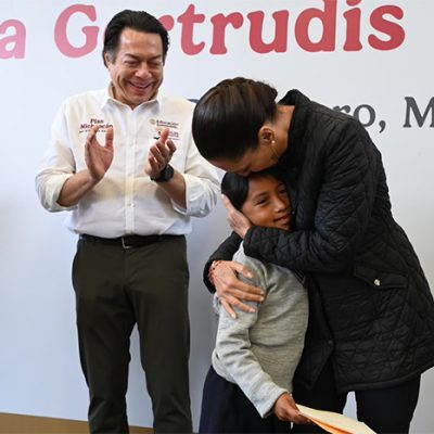 La presidenta Claudia Sheinbaum junto al gobernador Alfredo Ramírez Bedolla durante la entrega de becas.