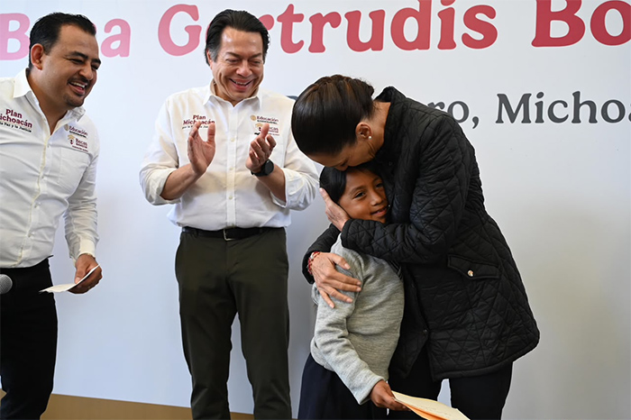 La presidenta Claudia Sheinbaum junto al gobernador Alfredo Ramírez Bedolla durante la entrega de becas.