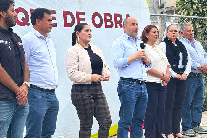 El presidente municipal Eric Gaona García durante el banderazo de arranque en la avenida Sagitario.