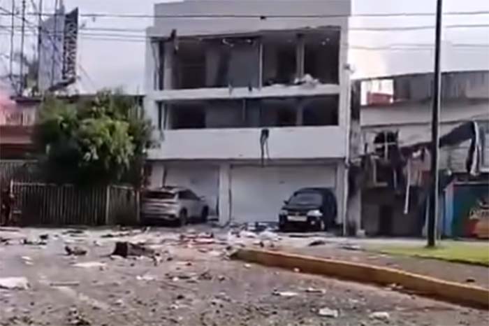 Elementos de emergencia atendiendo la explosión en un edificio de Uruapan.