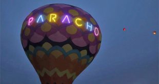 Elevación de globos de cantoya durante el festival en Paracho.