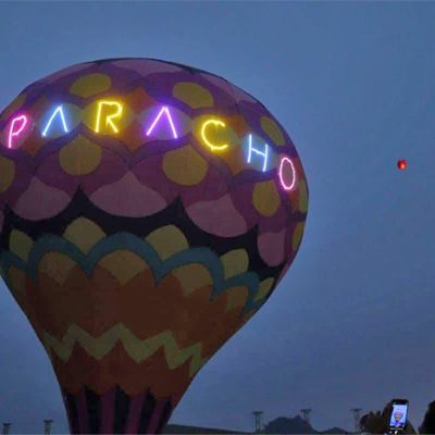 Elevación de globos de cantoya durante el festival en Paracho.